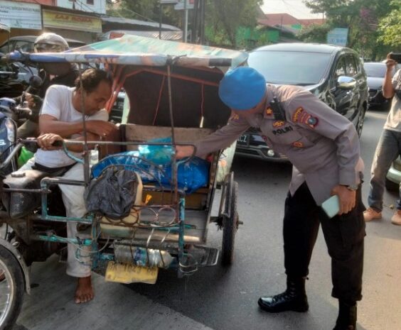  Propam Polrestabes Medan Bagikan Nasi Kotak Kepada Warga Menjelang Berbuka Puasa