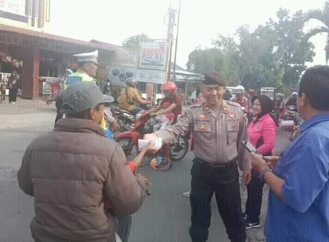  Kapolsek Hamparan Perak: Berbagi Takjil Wujud Syukur Berbagi Dengan Sesama