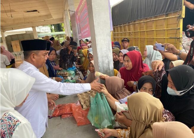  Bupati Sergai Kewalahan Layani Ratusan Kaum Ibu di Pasar Murah