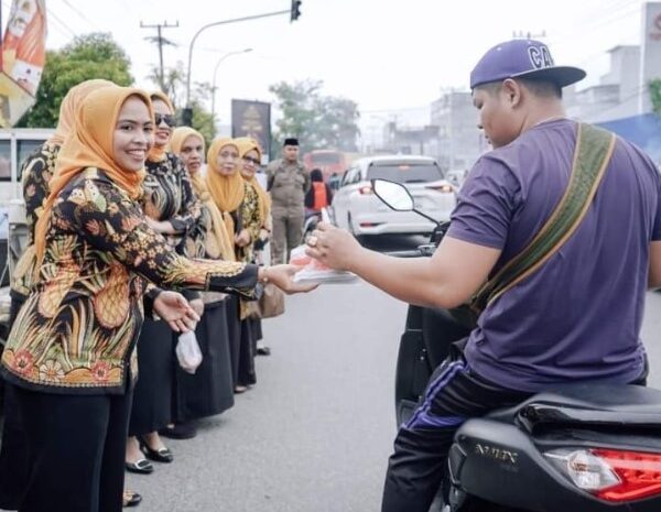  Berbagi di Bulan Ramadhan, Pengurus TP-PKK Labuhanbatu Turun ke Jalan Bagi Takjil Gratis