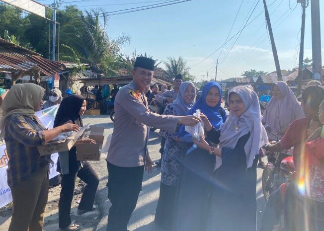  Polsek Indrapura Berbagi Takjil Ramadhan di Pajak Loli