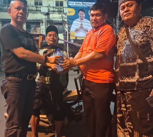  Ketua Pewarta Bagikan Nasi Bungkus untuk Sahur kepada Abang Becak, Petugas Jaga Malam dan Gelandangan