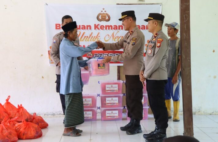 Bulan Suci Ramadhan Penuh Berkah, Polres Morowali Berbagi Sembako di Dusun Kabera Desa Bahoea Reko-Reko