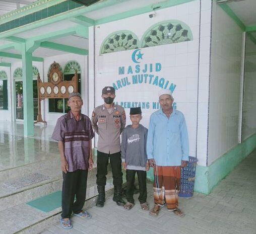  Personil Polsek Medang Deras Kawal Keamanan Sholat Jumat di Masjid Darul Mutaqin