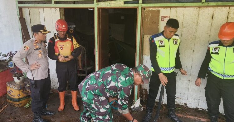  Personel Polsek Pancur Batu Bantu Bersihkan Rumah Warga Terdampak Banjir