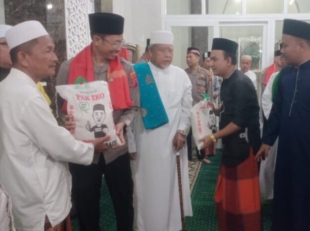 Wakapolda Sumut Sarapan Bersama Dengan Jemaah Mesjid Baitul Mu’min