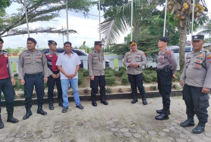 Personil Polsek Lima Puluh Amankan Proses Pendaftaran Caleg di Kantor KPU Kabupaten Batubara