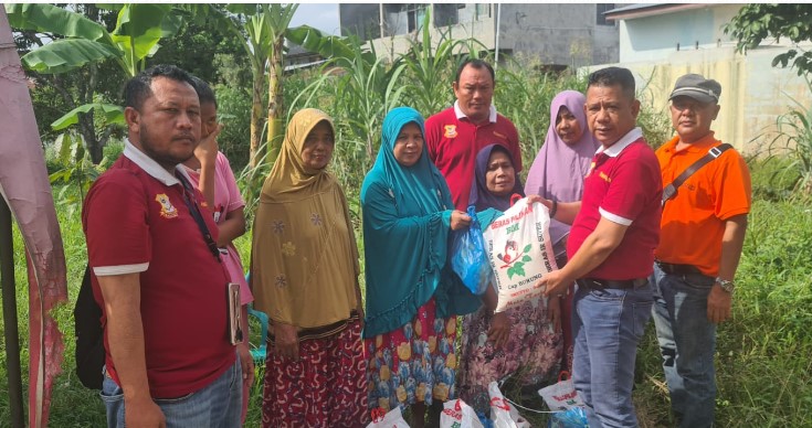  Jumat Barokah, Ketua Pewarta Berbagi Sembako kepada Warga Kurang Mampu di Bandar Klippa