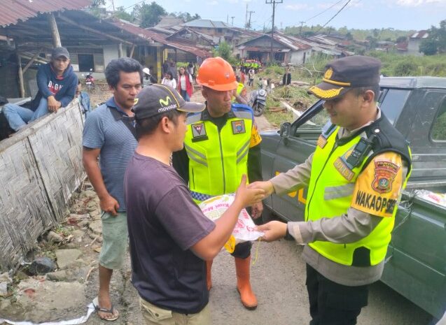  Wakapolrestabes Medan Serahkan Bantuan Kapolda Sumut kepada Korban Banjir Bandang di Bandar Baru