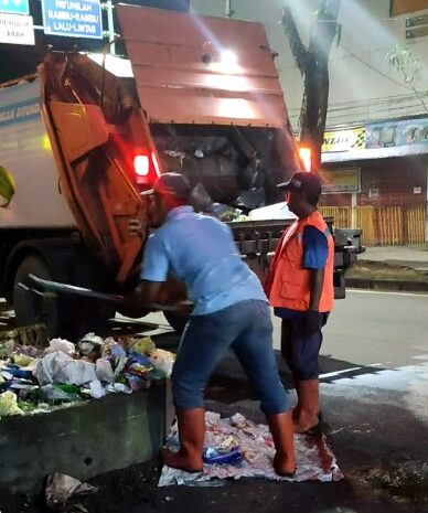 Kecamatan Medan Sunggal Sisir Sampah Malam