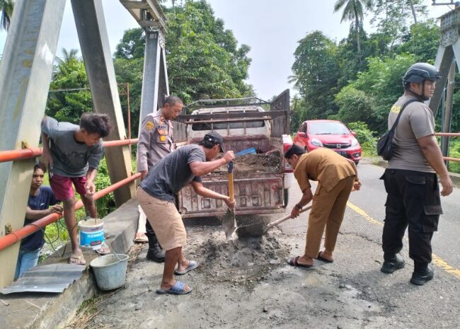 Polsek Bungku Barat Bersama Pemdes Desa Wosu Tambal Ruas Jalan Rusak