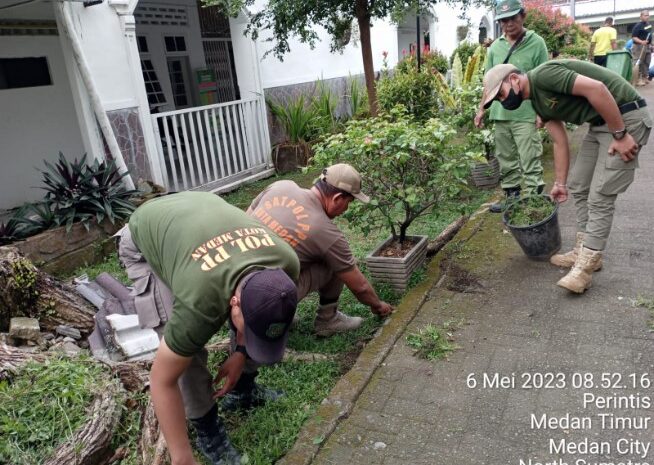  Satpol PP dan Dokter RSU Pringadi Medan Gotong Royong Bersama Bersihkan Areal Rumah Sakit