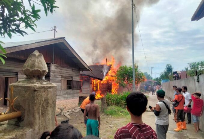  Ditinggal Penghuninya, Rumah Semi Permanen Ludes Terbakar