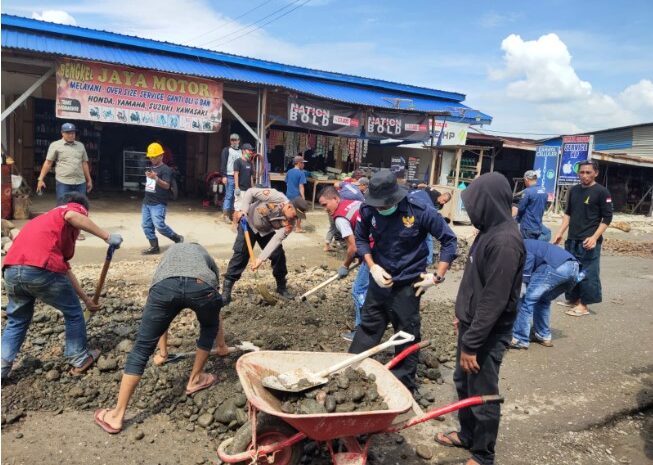  Jajaran Polsek Bahodopi Bersama Serikat Buruh Timbun Jalan Berlubang