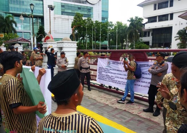  Polisi Kawal Aksi Demo Massa DPD Satgas Senopati di Kantor Walikota Medan