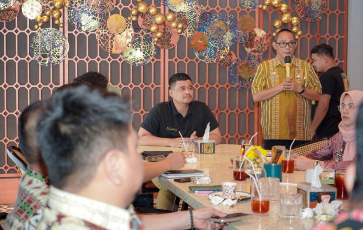 Rapat Dengan Seluruh Camat, Bobby Nasution Beri Waktu Sebulan Selesaikan Permasalahan di Seluruh Kewilayahan