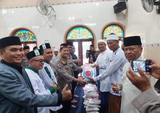 Mashja Ar-Raudhah Poldasu Gelar Jumat Berkah dan Bagikan Sembako