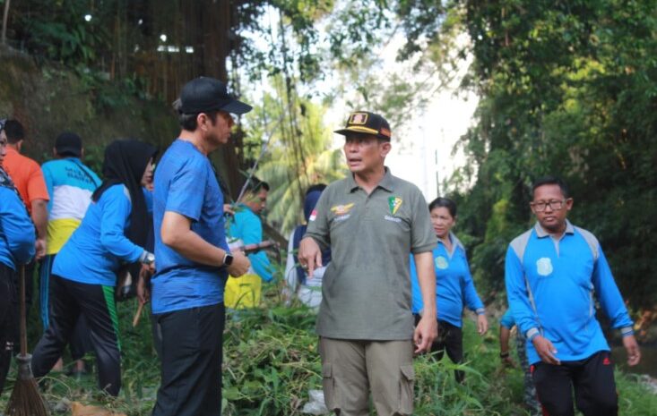 Tim Gabungan Pemko Medan Gelar Gotong Royong Massal di Pinggiran Sungai Deli