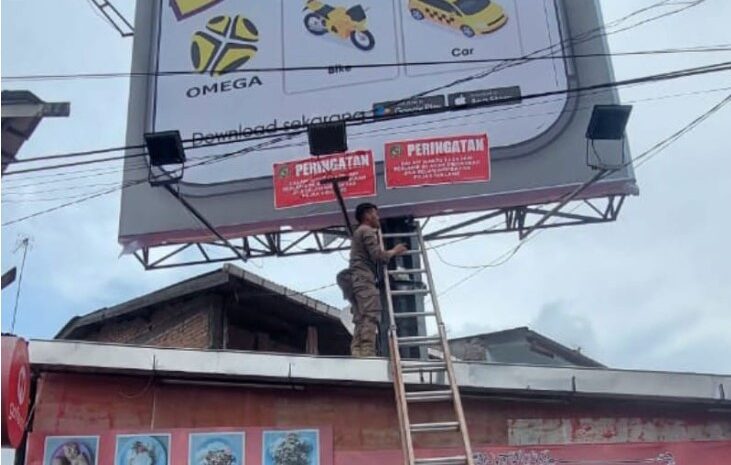 Bapenda Medan Tegas Bongkar Reklame Liar