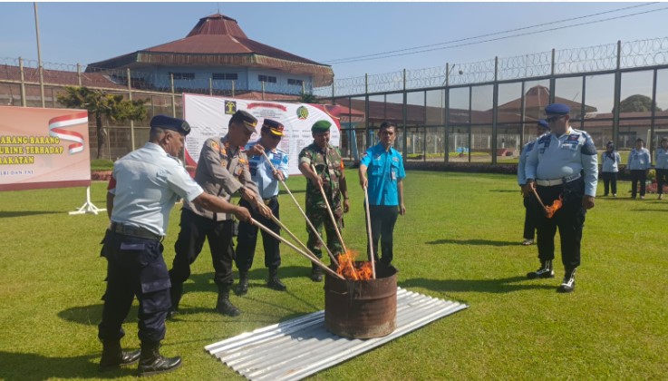  Lapas Kelas IIA Pematang Siantar Bersama BNN Gelar Pemusnahan Barang Bukti serta Tes Urine Pegawai dan WBP