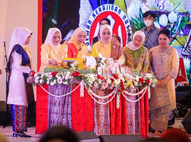  Tandai Peringatan HUT ke-43 Dekranas di Medan, Ibu Negara Potong Nasi Tumpeng