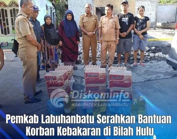 Dinsos Labuhanbatu Salurkan Bantuan Sembako Kepada Korban Kebakaran di Pondok Batu