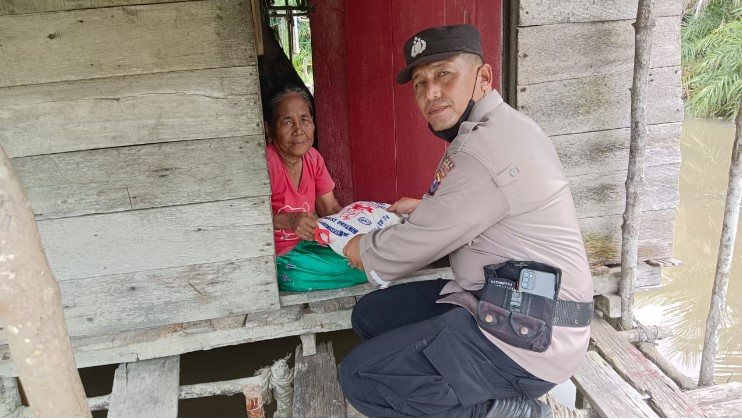  Polsek Medang Deras Berbagi Sembako Kepada Kaum Dhuafa Secara Door to Door