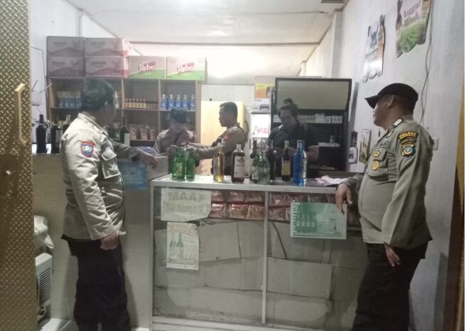  Polres Morowali Amankan Ratusan Botol Miras di Kecamatan Bahodopi