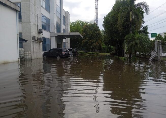  Sejumlah Pabrik di KIM Belawan Tergenang Banjir