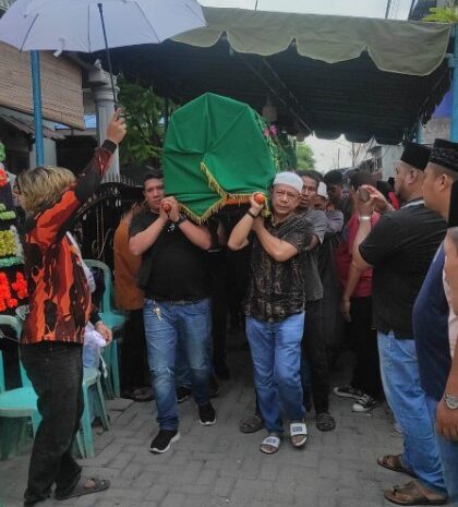 Pelayat dan Karangan Bunga Banjiri Rumah Duka, Ketua Pewarta Gotong Jenazah Ibunda