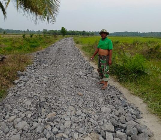  Teringat Kampung Halaman, Warga Tionghoa Bantu Perbaiki Jalan Rusak di Simpang Mandulang