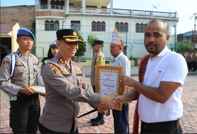  Kapolres Samosir Berikan Piagam Penghargaan Terbaik Kepada Ketua Pos Satkamling