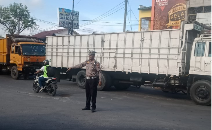  Respon Cepat Kanit Lantas Polsek Medan Labuhan, Urai Kemacetan di Jalan Yos Sudarso