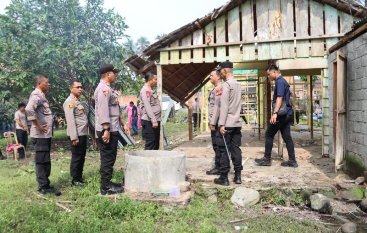  Polres Morowali Bedah Rumah Warga Tak Layak Huni Di Desa Bente