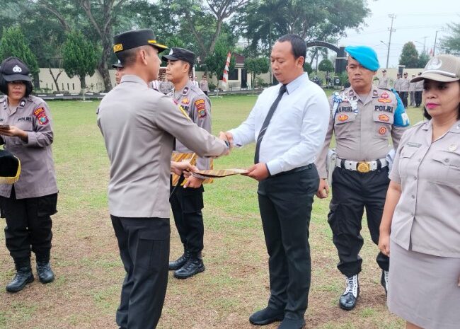  Kapolres Sergai Beri Penghargaan Kepada Personel Berprestasi