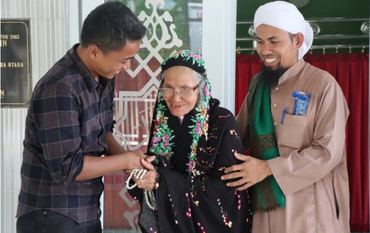  Polres Sergai Fasilitasi Pertemuan Nenek Asal Sumbar dengan Anak Kandungnya