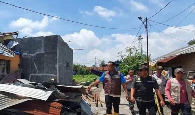 Camat Medan Deli Tinjau Rumah Warga Terdampak Angin Puting Beliung