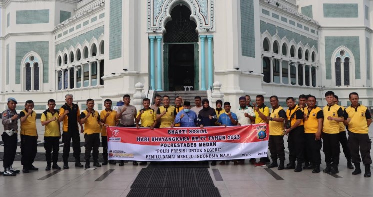  Sambut HUT Bhayangkara Ke-77, Polrestabes Medan Bakti Sosial Bersihkan Masjid Raya