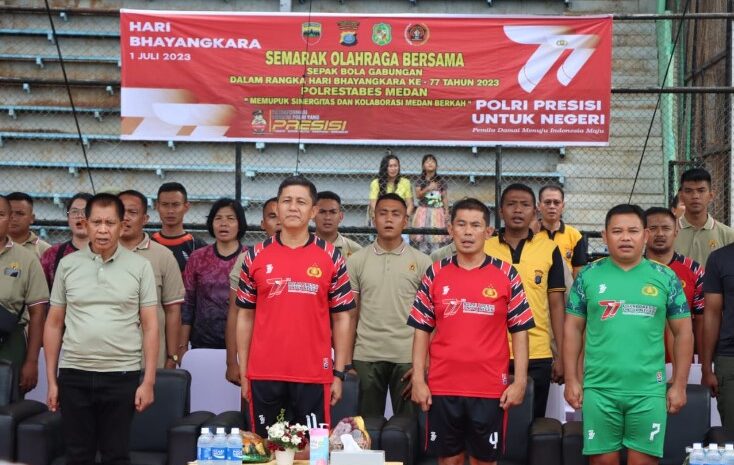 Hari Bhayangkara Ke-77, Polrestabes Medan Gelar Pertandingan Persahabatan Sepak Bola Bersama di Stadion Teladan Medan