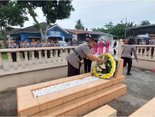  Peringati Hari Bhayangkara Ke-77, Polres Batubara Gelar Ziarah dan Tabur Bunga di Makam Alm Brigjen Pol Anumerta Syahrul Zainal