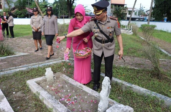  Peringati Hari Bhayangkara Ke 77, Polresta Deli Serdang Gelar Upacara Ziarah di Makam Pahlawan