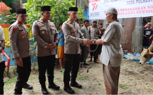 Idul Adha dan HUT Bhayangkara Ke-77, Kapolrestabes Medan Serahkan Hewan Kurban Presisi di Jalan Denai