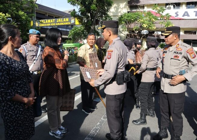 Kapolrestabes Medan Berikan Penghargaan kepada Personel Berprestasi