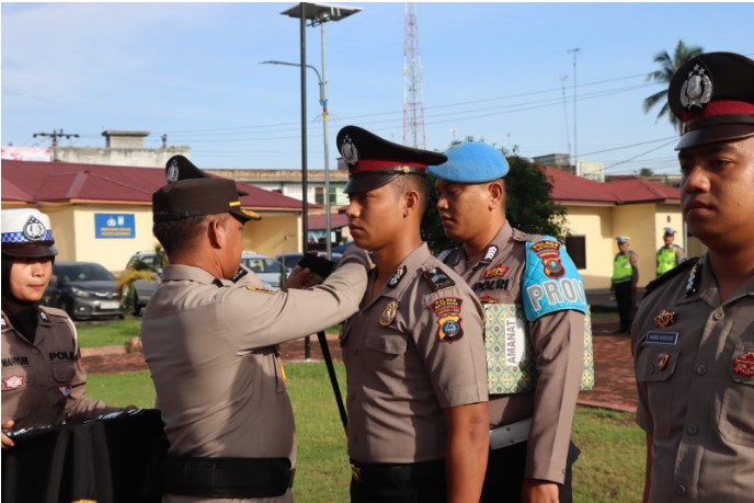 Kapolres Batubara Pimpin Upacara Kenaikan Pangkat 18 Personil dan 1 PNS