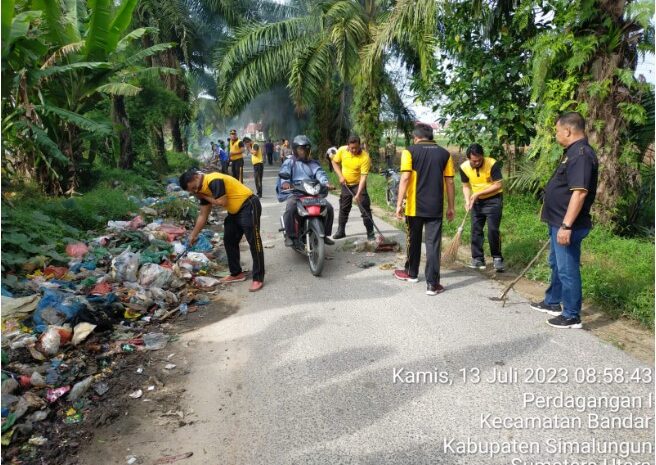  Polres Simalungun Bersihkan Sampah di Pajak Tradisional Pematang Raya