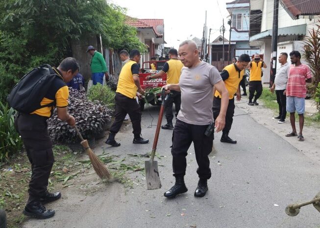  Polrestabes Medan Bersama Warga Gotong Royong Bersihkan Lingkungan