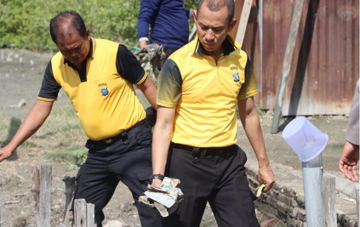  Kapolres Sergai Pimpin Gotong Royong Peduli Lingkungan di Desa Bagan Kuala