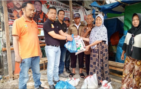  Hujan Tidak Menyurutkan Ketua Pewarta Polrestabes Medan untuk Terus Bersedekah