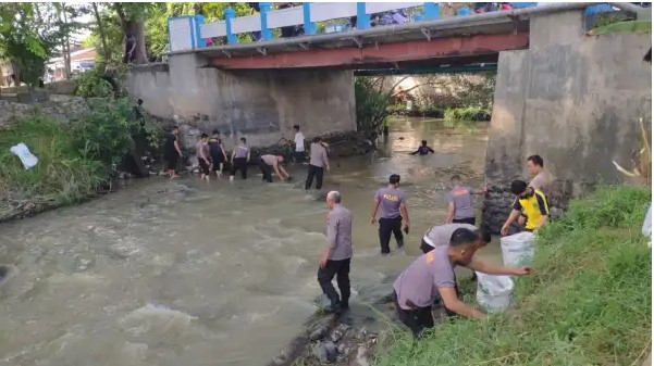  Polri Peduli lingkungan, Polresta Deli Serdang Bersihkan Sampah di Sekitaran Sungai Malinda