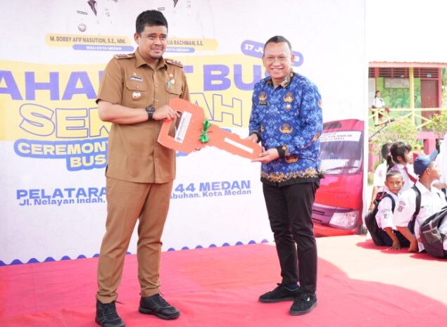  Serahkan Tiga Unit Bus Sekolah, Wali Kota Medan: Tanggung Jawab Kita Melindungi Anak-Anak di Dalam Maupun di Luar Sekolah